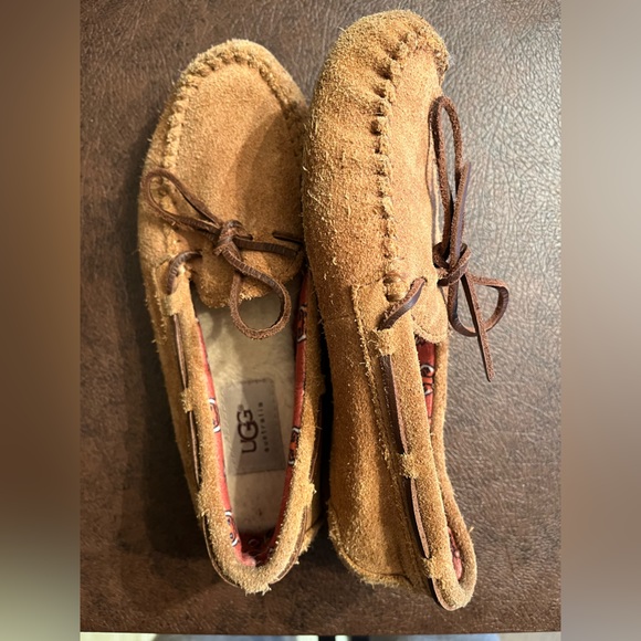 UGG KIDS SLIPPERS. SIZE 3 - Picture 2 of 4